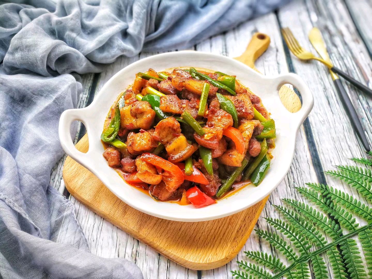 美味可口鲜香诱人的家常菜五花肉炒蒜苔做法简易超好吃