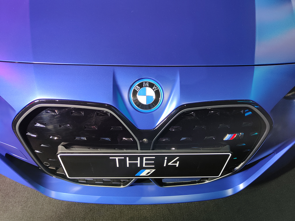 当然强悍的性能才是这台首款m电动车型的大杀器,宝马i4 m50搭载双电机