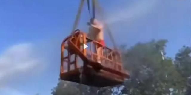 山东一新郎被吊起来用水枪呲,头戴绿帽绑在树上,网友：真恶俗休闲区蓝鸢梦想 - Www.slyday.coM