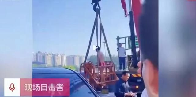 山东一新郎被吊起来用水枪呲,头戴绿帽绑在树上,网友：真恶俗休闲区蓝鸢梦想 - Www.slyday.coM