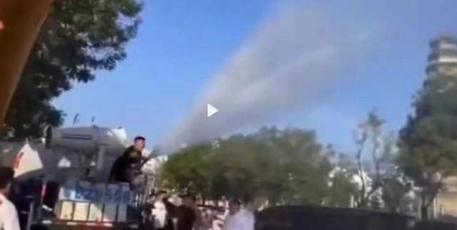 山东一新郎被吊起来用水枪呲,头戴绿帽绑在树上,网友：真恶俗休闲区蓝鸢梦想 - Www.slyday.coM