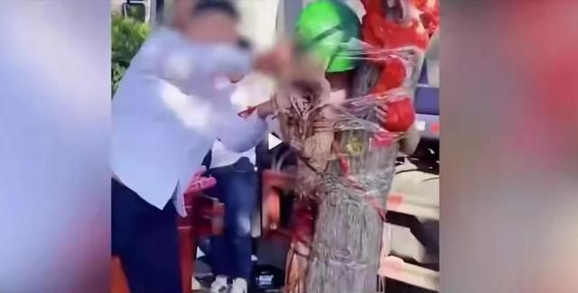 山东一新郎被吊起来用水枪呲,头戴绿帽绑在树上,网友：真恶俗休闲区蓝鸢梦想 - Www.slyday.coM