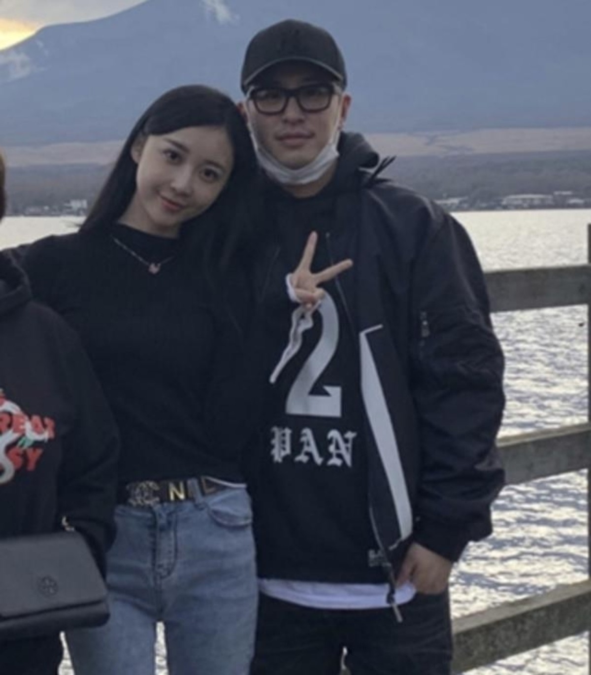 潘玮柏与老婆约会被拍当街搂抱说话都要贴着耳朵亲密似连体婴