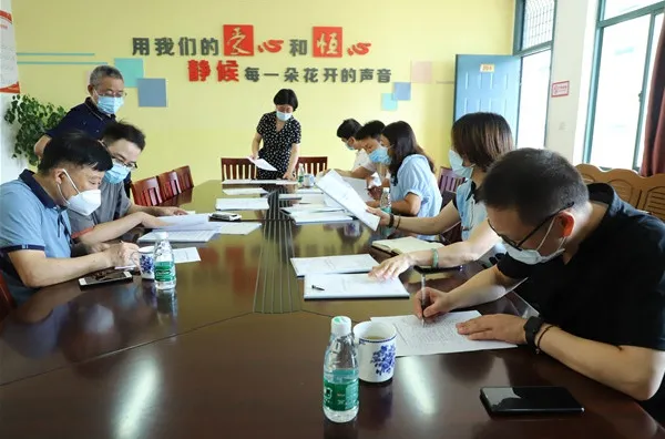 扬州市沙口小学接受专家组验收新学期准备工作