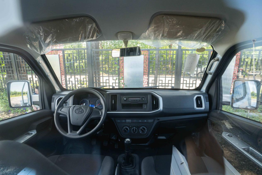 今天试驾的车型是标准型,整个内饰对于这样的小卡而言显得时尚简洁