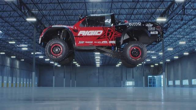 巴哈1000车型的悬挂避震与轮胎的极限测试