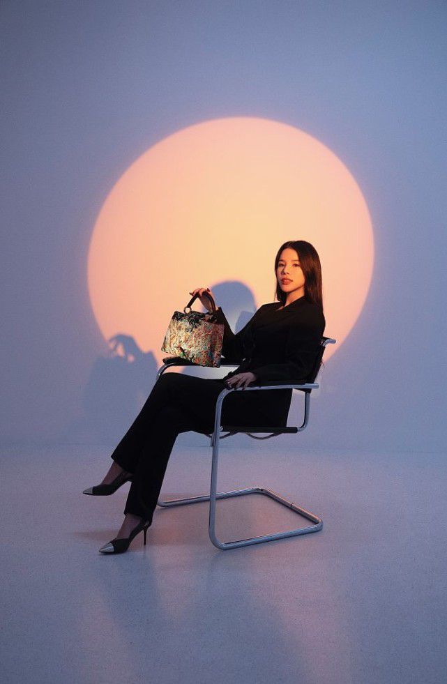 余晚晚出镜大片又飒又美 展现艺术与时尚碰撞独特魅力