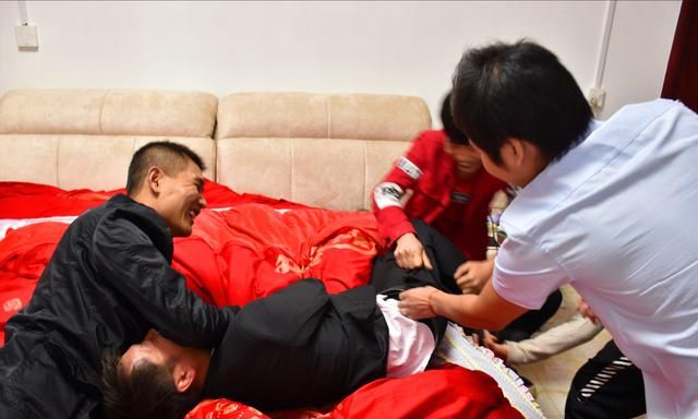 山东一新郎被吊起来用水枪呲,头戴绿帽绑在树上,网友：真恶俗休闲区蓝鸢梦想 - Www.slyday.coM