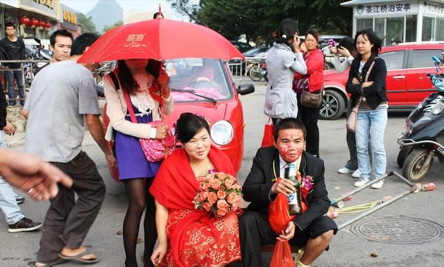 山东一新郎被吊起来用水枪呲,头戴绿帽绑在树上,网友：真恶俗休闲区蓝鸢梦想 - Www.slyday.coM