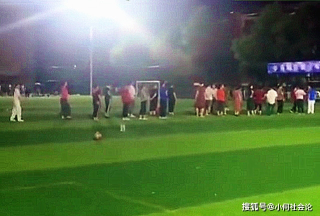 广场舞老人铁锤砸锁霸占足球场休闲区蓝鸢梦想 - Www.slyday.coM