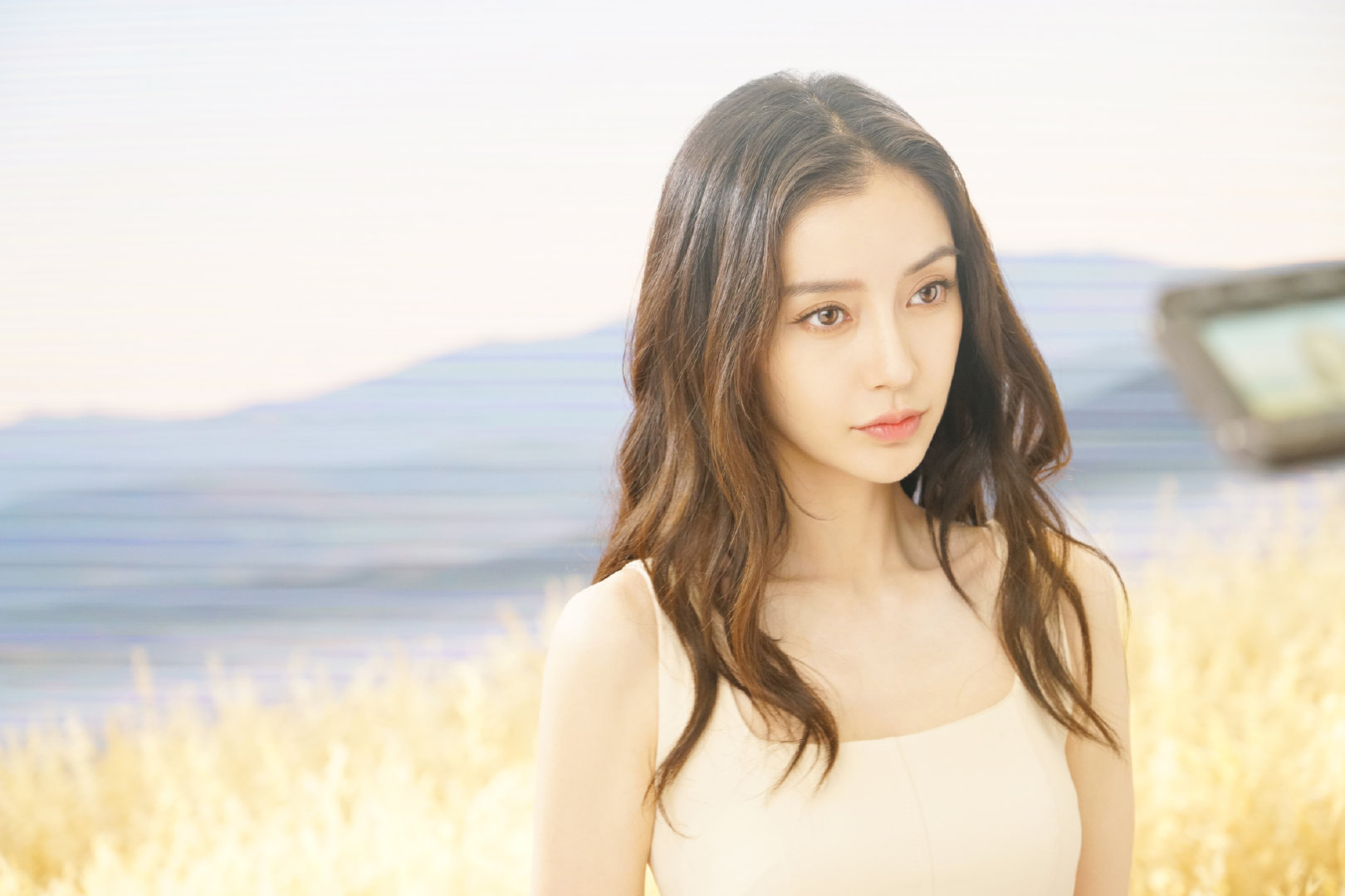 近日,angelababy一组写真释出