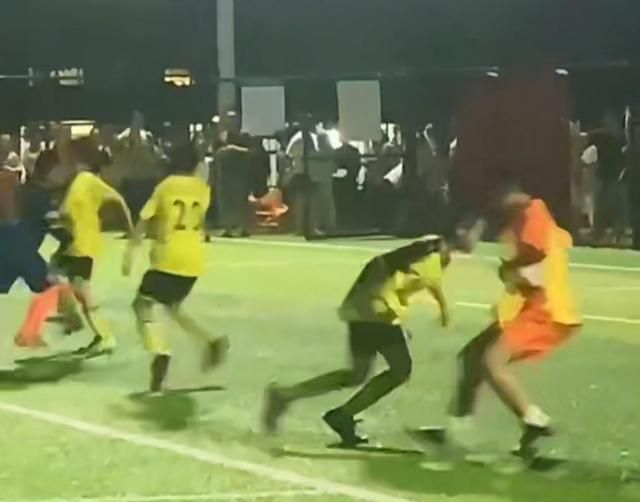 湖南株洲:一大爷帮助一群大妈强行撬开足球场锁头,导致比赛中断休闲区蓝鸢梦想 - Www.slyday.coM 湖南株洲:一大爷帮助一群大妈强行撬开足球场锁头,导致比赛中断休闲区蓝鸢梦想 - Www.slyday.coM