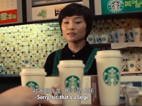 服务员纠正罗永浩,中间的是大杯,从小到大,分别是中杯,大杯,特大杯