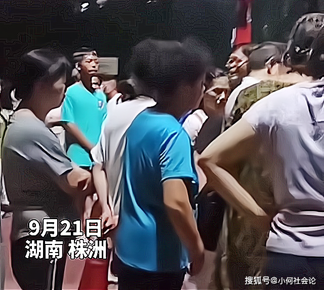 广场舞老人铁锤砸锁霸占足球场休闲区蓝鸢梦想 - Www.slyday.coM