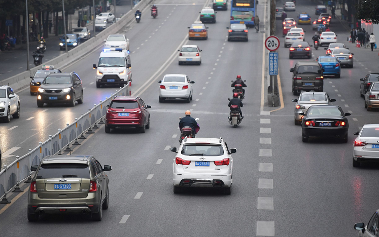 电动摩托车也是摩托车,为什么却不能在机动车道行驶?真的公平吗