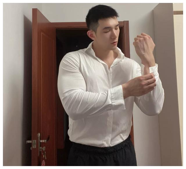 193公分的巨无霸肌肉男,看完身材,网友直呼:没对象的我酸了__财经头条