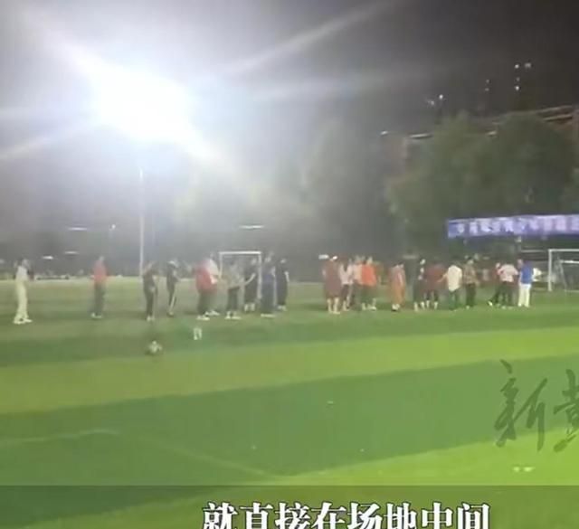 湖南株洲:一大爷帮助一群大妈强行撬开足球场锁头,导致比赛中断休闲区蓝鸢梦想 - Www.slyday.coM 湖南株洲:一大爷帮助一群大妈强行撬开足球场锁头,导致比赛中断休闲区蓝鸢梦想 - Www.slyday.coM