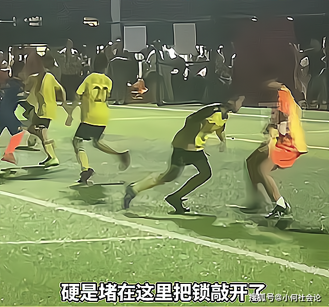 广场舞老人铁锤砸锁霸占足球场休闲区蓝鸢梦想 - Www.slyday.coM