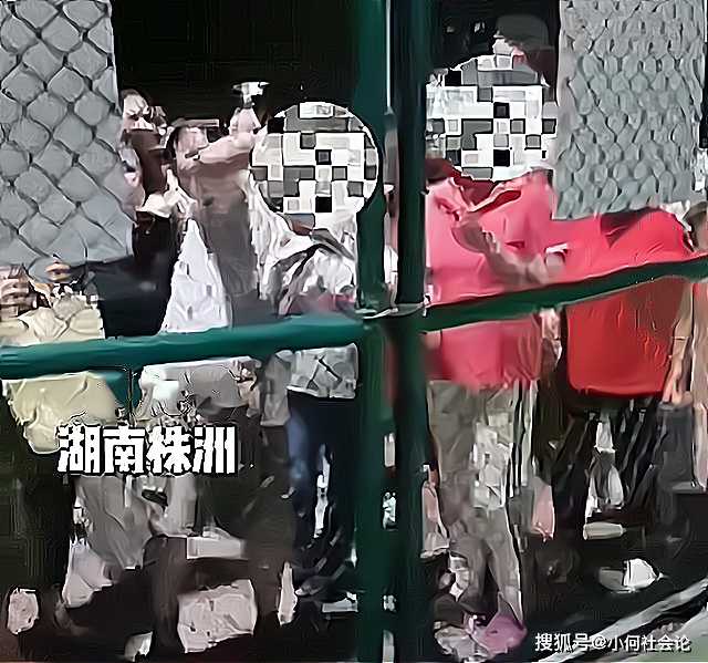 广场舞老人铁锤砸锁霸占足球场休闲区蓝鸢梦想 - Www.slyday.coM