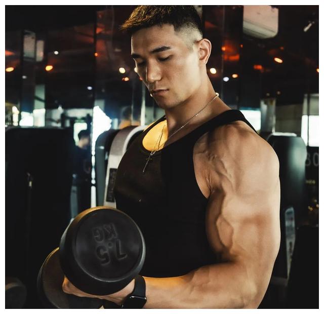 193公分的巨无霸肌肉男,看完身材,网友直呼:没对象的我酸了__财经头条