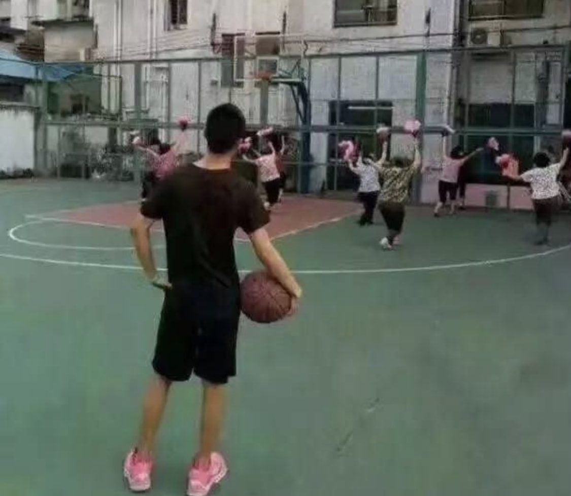 醉了！广场舞大爷大妈砸掉门锁，霸占足球场，小学生球赛被迫终止休闲区蓝鸢梦想 - Www.slyday.coM
