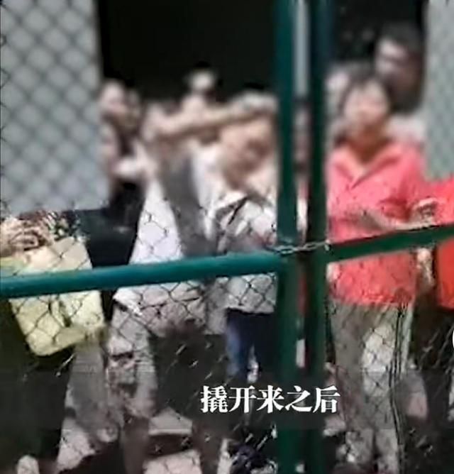 湖南株洲:一大爷帮助一群大妈强行撬开足球场锁头,导致比赛中断休闲区蓝鸢梦想 - Www.slyday.coM 湖南株洲:一大爷帮助一群大妈强行撬开足球场锁头,导致比赛中断休闲区蓝鸢梦想 - Www.slyday.coM