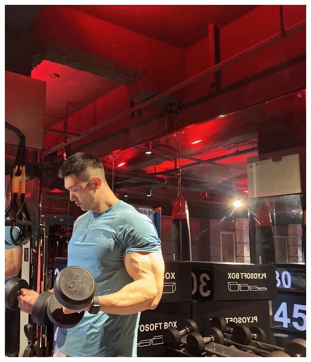 和其他肌肉男最大的区别,就是安迪的逆天身高,身高竟然达到惊人的193