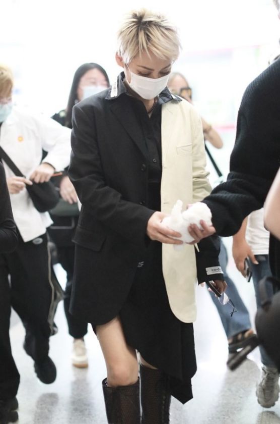 宁静的时尚感真跟别人不一样,穿西装都对半拼色,看着太个性了休闲区蓝鸢梦想 - Www.slyday.coM 宁静的时尚感真跟别人不一样,穿西装都对半拼色,看着太个性了休闲区蓝鸢梦想 - Www.slyday.coM