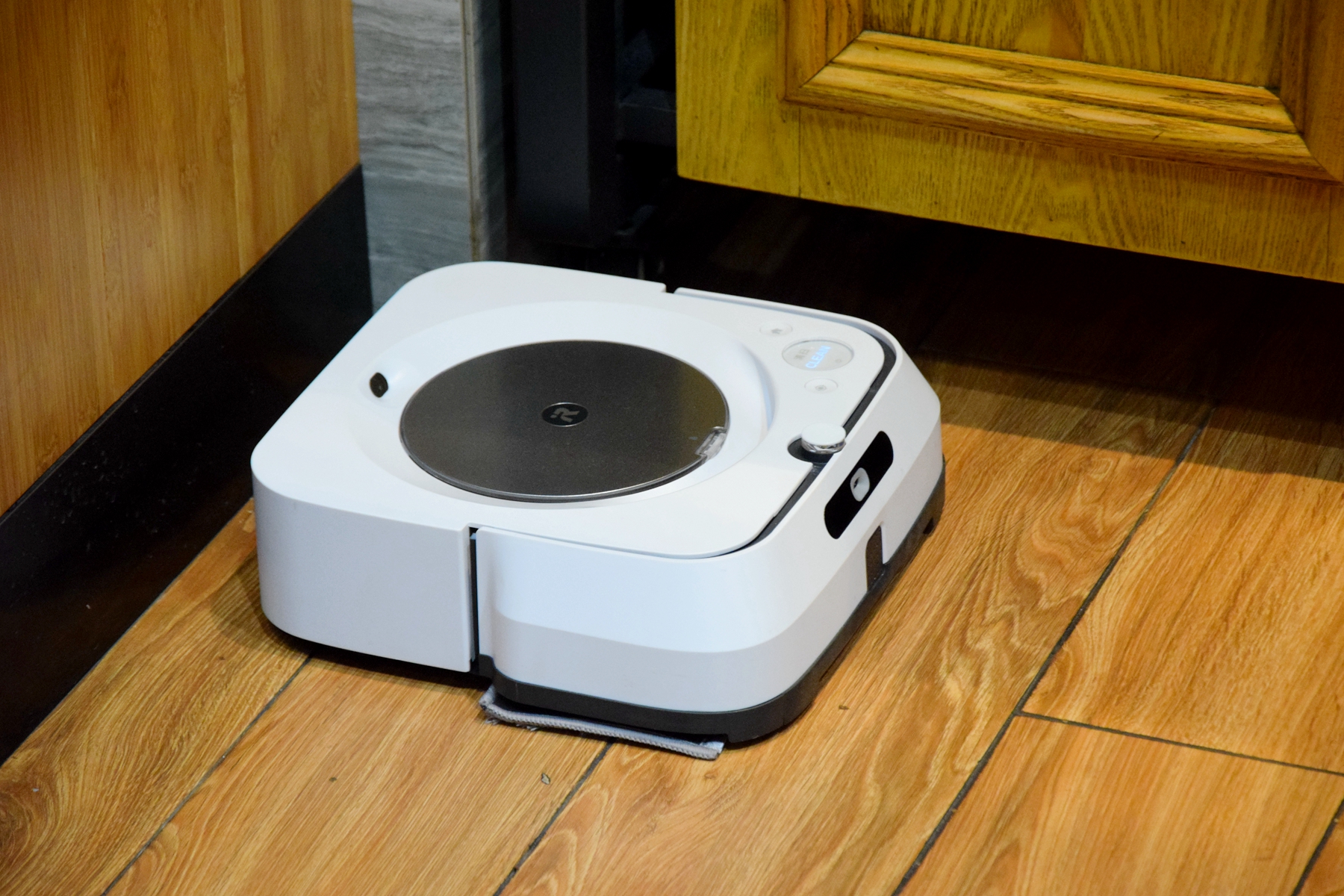 精准喷水往复擦拭 智能规划防跌落,irobot m6擦地机器人测评|irobot