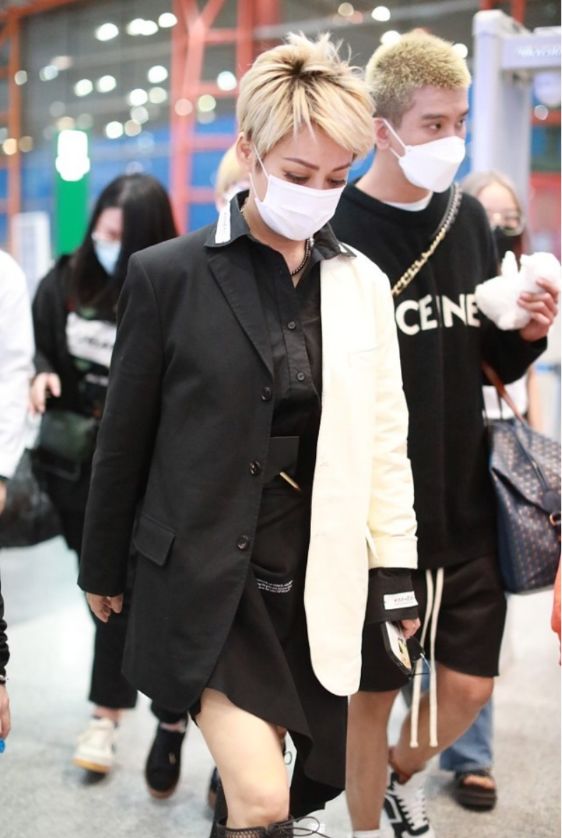 宁静的时尚感真跟别人不一样,穿西装都对半拼色,看着太个性了休闲区蓝鸢梦想 - Www.slyday.coM 宁静的时尚感真跟别人不一样,穿西装都对半拼色,看着太个性了休闲区蓝鸢梦想 - Www.slyday.coM