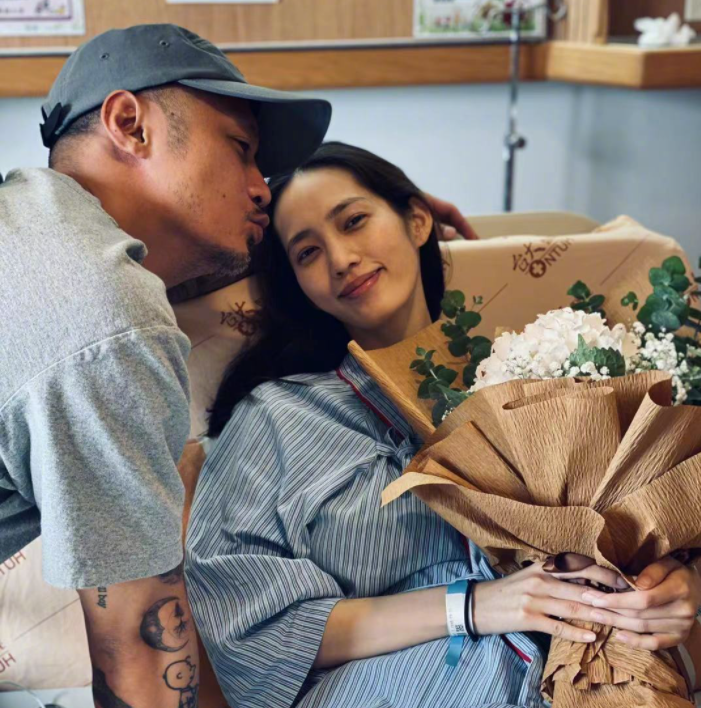 余文乐为小6岁妻子庆生!面对镜头嘟嘴搞怪自拍,男方皮肤黝黑