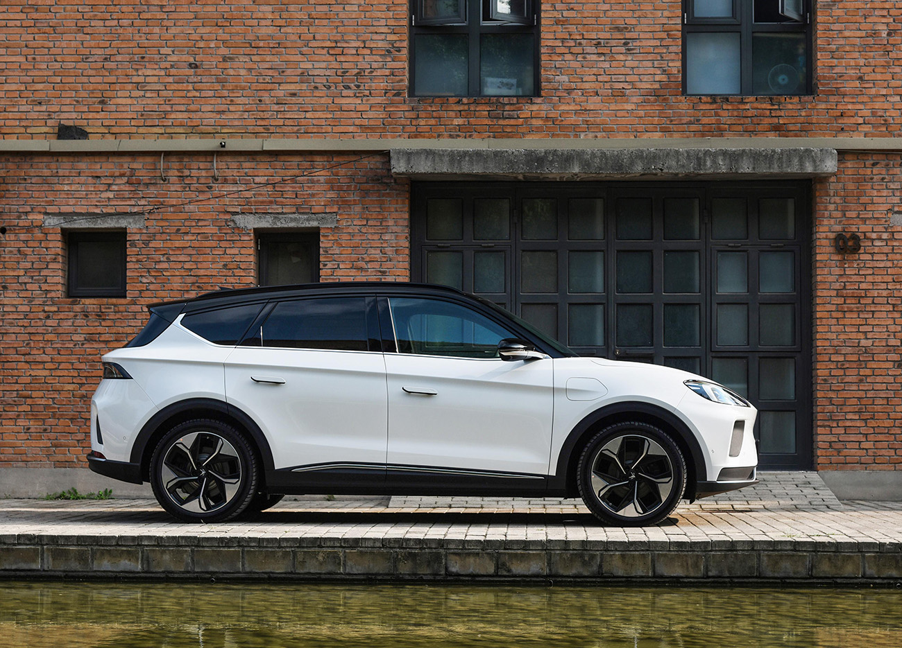 653km长续航快充半小时的suv省加油省保养实拍极狐阿尔法t