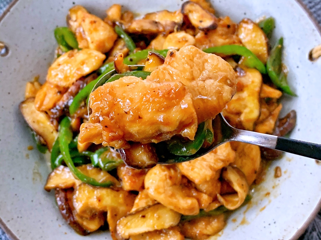 家常香菇滑炒鸡肉鲜嫩可口香味四溢做法很简单