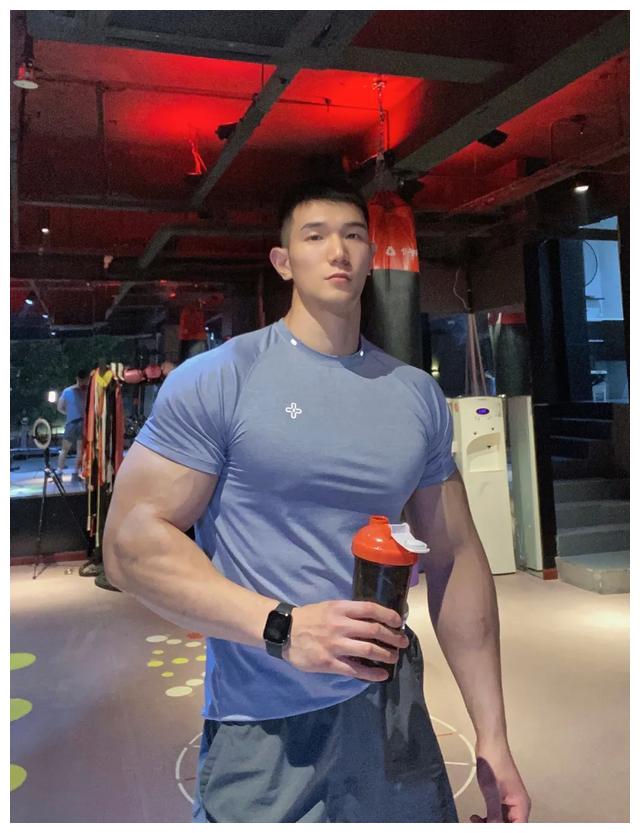 193公分的巨无霸肌肉男,看完身材,网友直呼:没对象的我酸了__财经头条