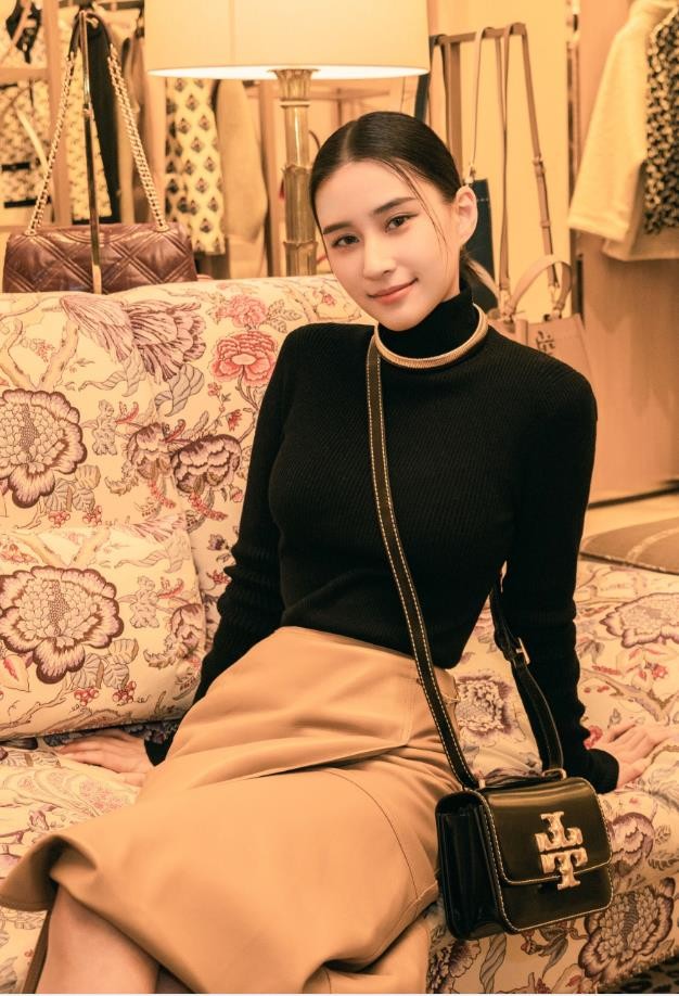 何超莲出身大户人家演绎半身裙穿搭真洋气时尚感拿捏了