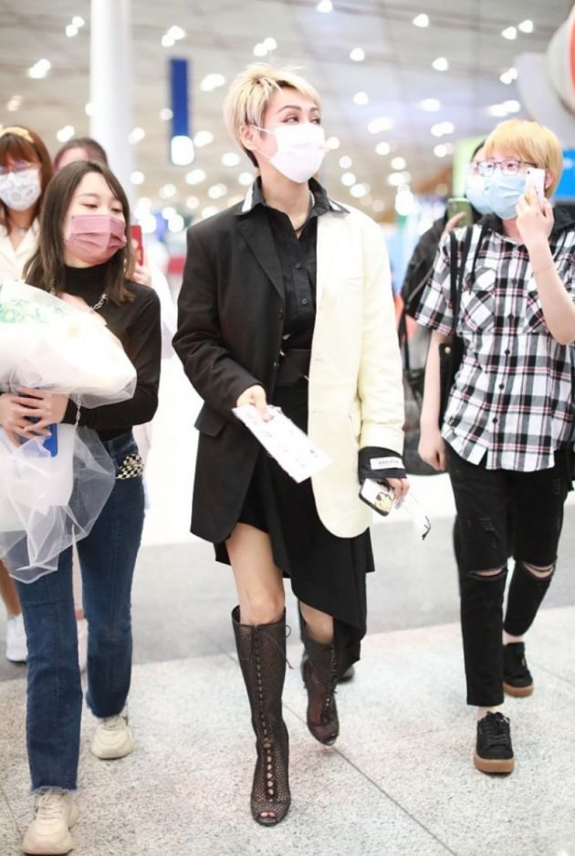 宁静的时尚感真跟别人不一样,穿西装都对半拼色,看着太个性了休闲区蓝鸢梦想 - Www.slyday.coM 宁静的时尚感真跟别人不一样,穿西装都对半拼色,看着太个性了休闲区蓝鸢梦想 - Www.slyday.coM