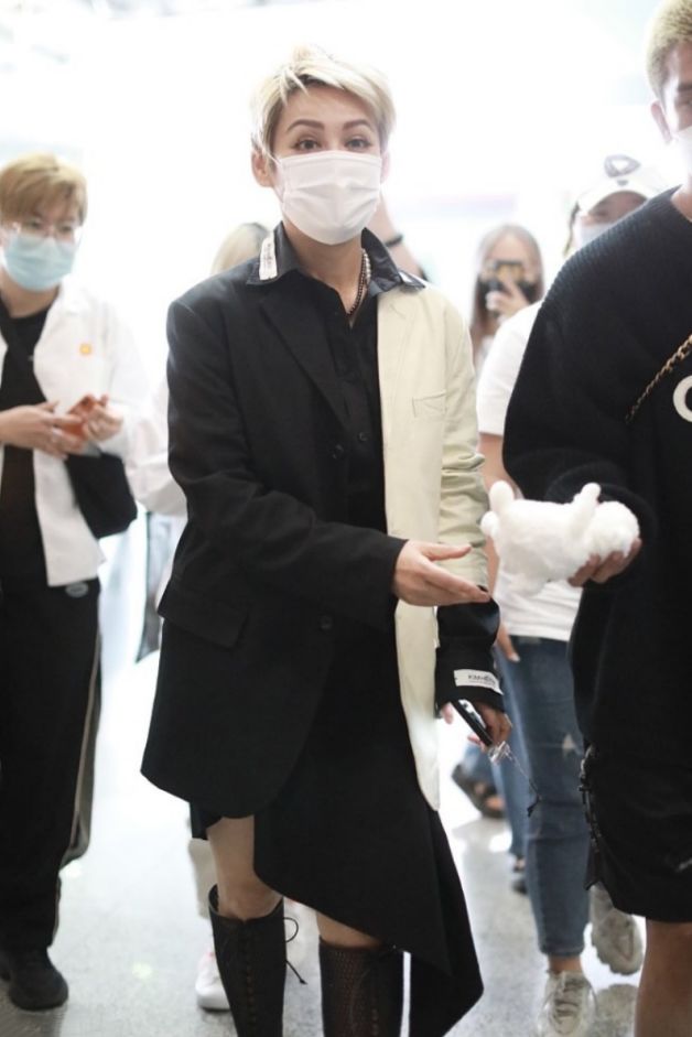 宁静的时尚感真跟别人不一样,穿西装都对半拼色,看着太个性了休闲区蓝鸢梦想 - Www.slyday.coM 宁静的时尚感真跟别人不一样,穿西装都对半拼色,看着太个性了休闲区蓝鸢梦想 - Www.slyday.coM