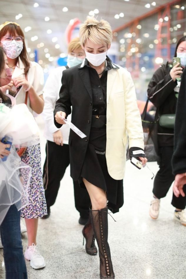 宁静的时尚感真跟别人不一样,穿西装都对半拼色,看着太个性了休闲区蓝鸢梦想 - Www.slyday.coM 宁静的时尚感真跟别人不一样,穿西装都对半拼色,看着太个性了休闲区蓝鸢梦想 - Www.slyday.coM