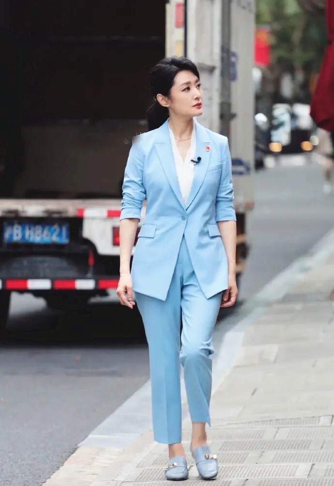 建议职场女性多学学周涛的西装穿搭法则50岁也能演绎温柔和飒爽