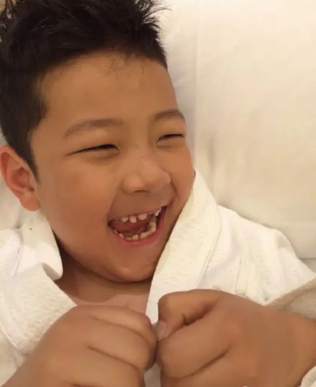 还记得郭涛的儿子小石头吗?长这么大只了?