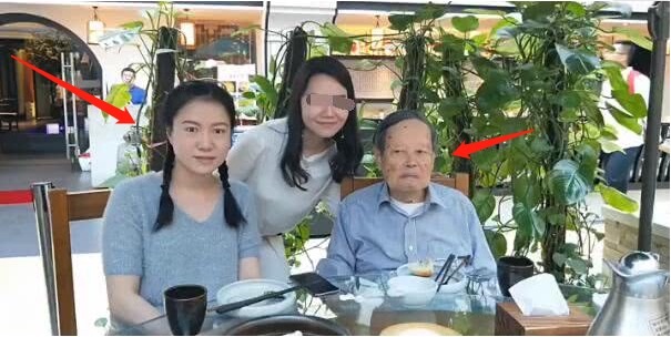 杨振宁庆百岁生日翁帆穿红裙也难掩老态素颜脸也上了年纪