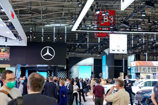     当地时间9月6日，首届慕尼黑车展（IAA Mobility2021）开幕，多家中国企业亮相。图为长城汽车旗下的魏牌展区（右）紧邻德国三大车企之一的戴姆勒展区（左）。视觉中国供图