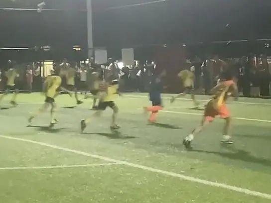 湖南株洲一大爷用铁锤砸锁霸占足球场跳广场舞休闲区蓝鸢梦想 - Www.slyday.coM