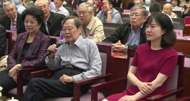 杨振宁先生百岁生日现场照公开，与身穿红裙的翁帆十指紧扣切蛋糕休闲区蓝鸢梦想 - Www.slyday.coM