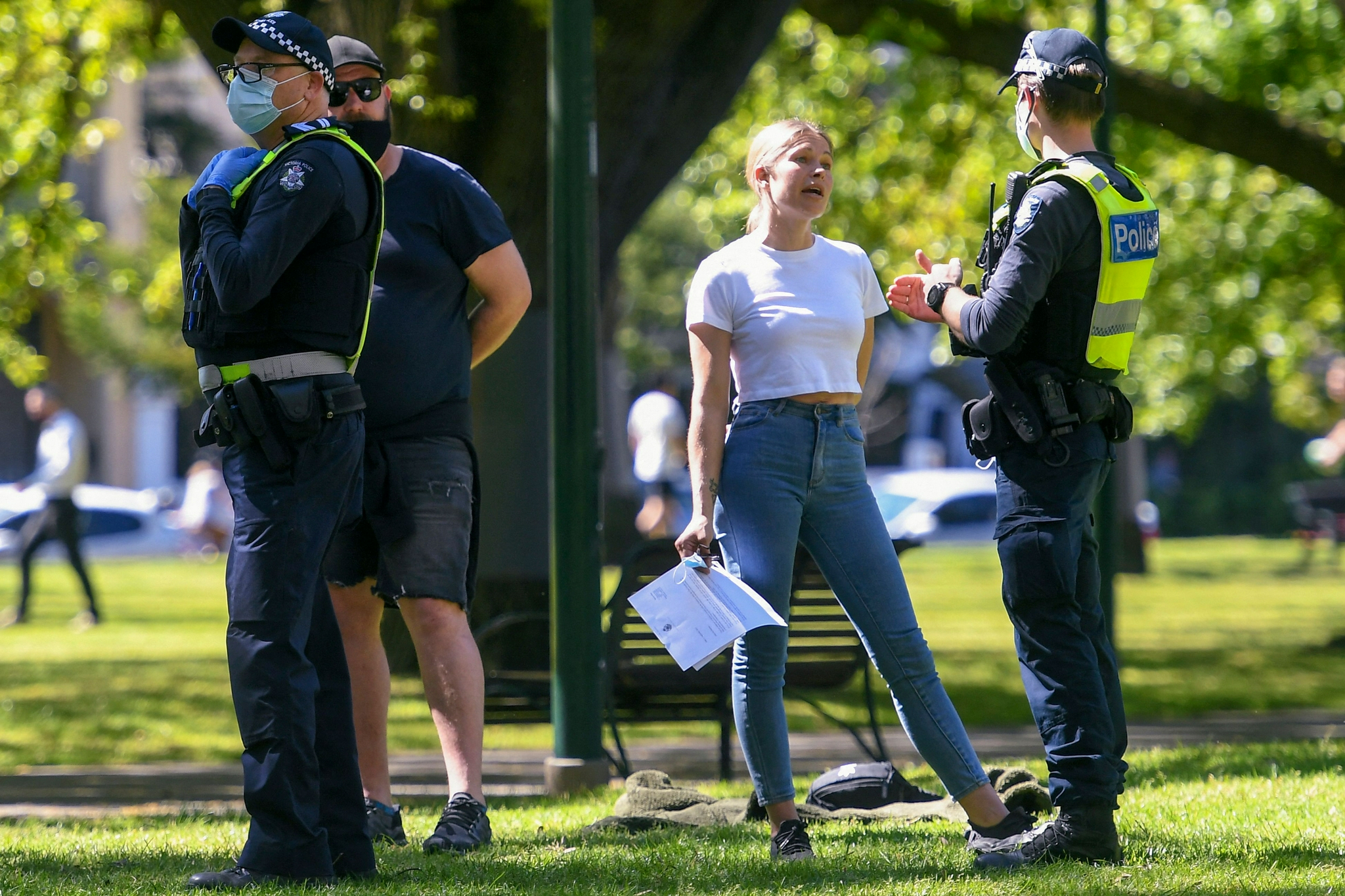 9月23日,警察在澳大利亚墨尔本街头对一名女子进行询问.新华社/仿新