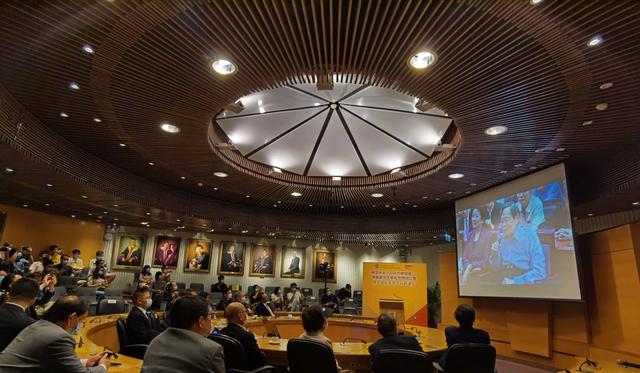 杨振宁先生百岁生日现场照公开，与身穿红裙的翁帆十指紧扣切蛋糕休闲区蓝鸢梦想 - Www.slyday.coM