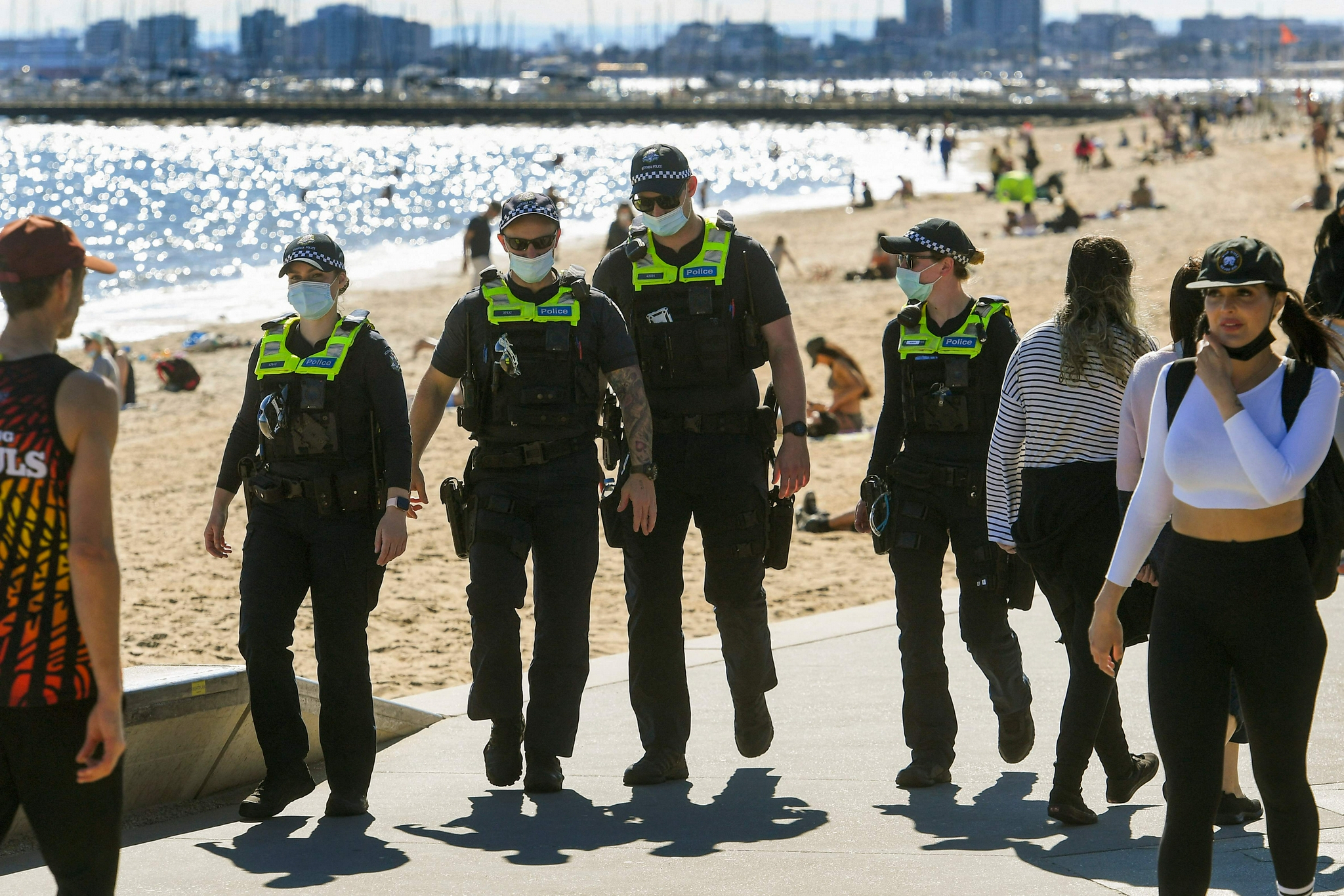 9月23日,警察在澳大利亚墨尔本的海滩巡逻新华社/法新