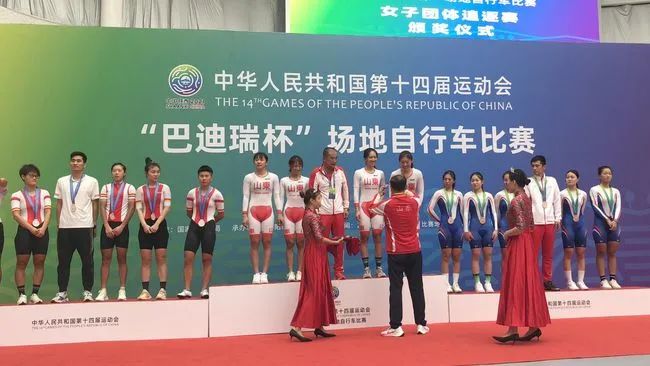 笑疯了！全运会山东队「红苹果」领奖服太尴尬，网友：是我不懂的审美休闲区蓝鸢梦想 - Www.slyday.coM