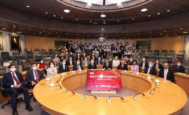 杨振宁先生百岁生日现场照公开，与身穿红裙的翁帆十指紧扣切蛋糕休闲区蓝鸢梦想 - Www.slyday.coM