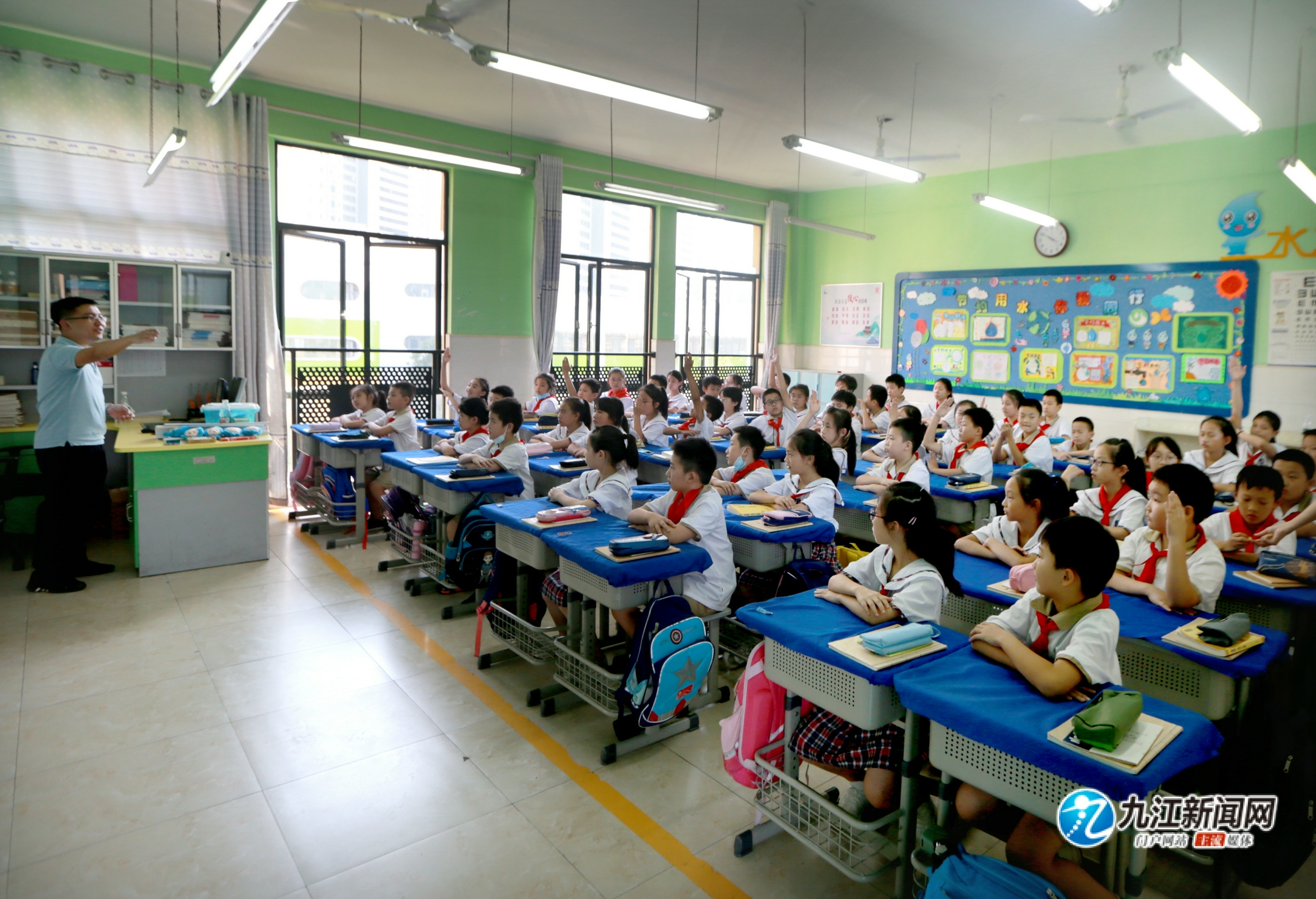 赛城湖学校校长陈念准时出现在学校门口,迎接赛城湖学校的第一批138名